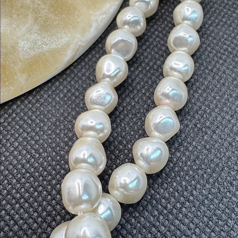 Vintage KJL for Avon faux pearl necklace with enamel crystal butterfly pendant. - Picture 5 of 5